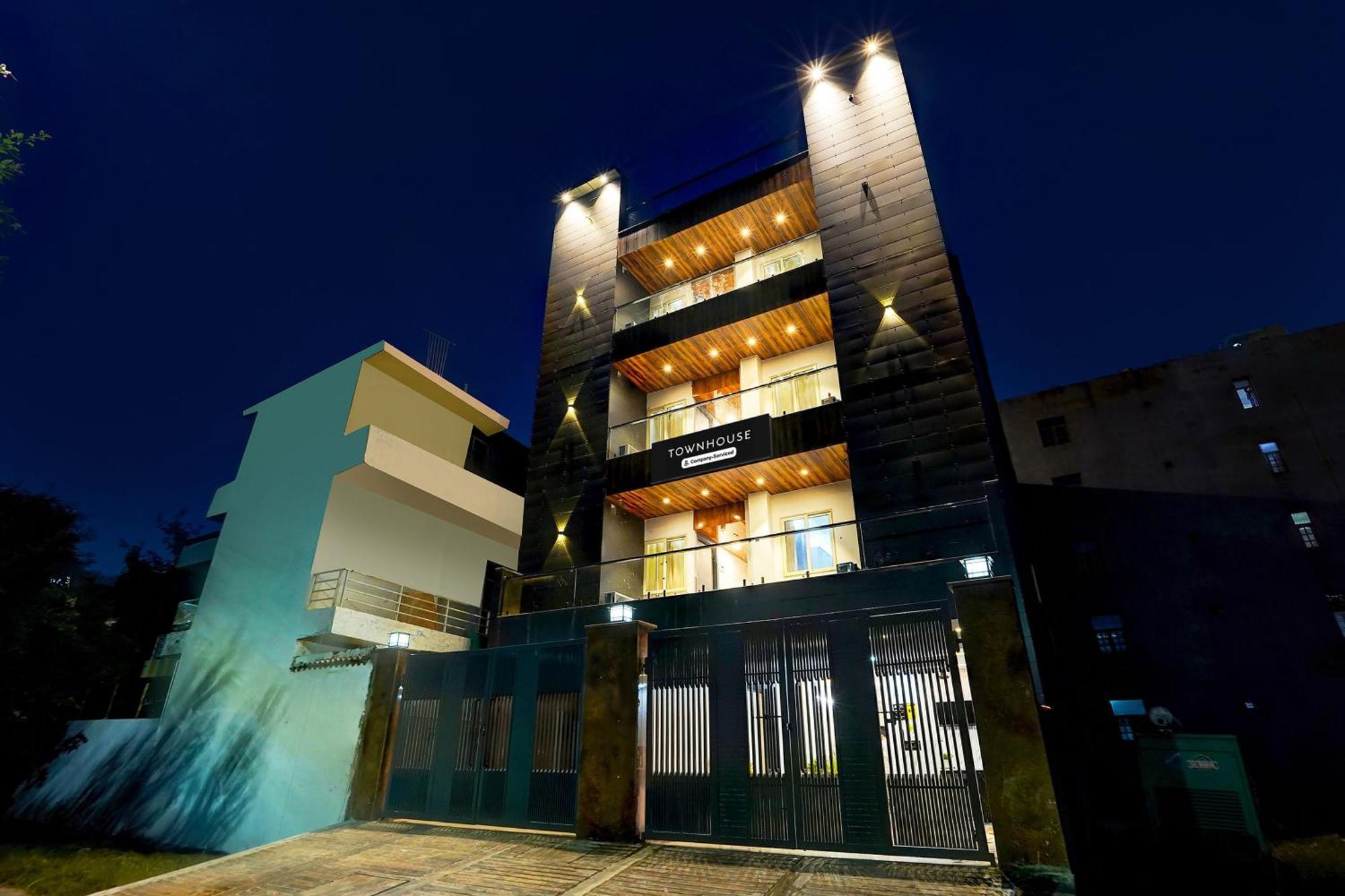 Отель Super Townhouse Sector 104 Нойда Экстерьер фото